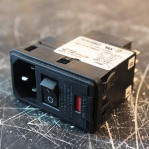 Entrée d'alimentation IEC avec fusible (10 A) PS0S0SBX0