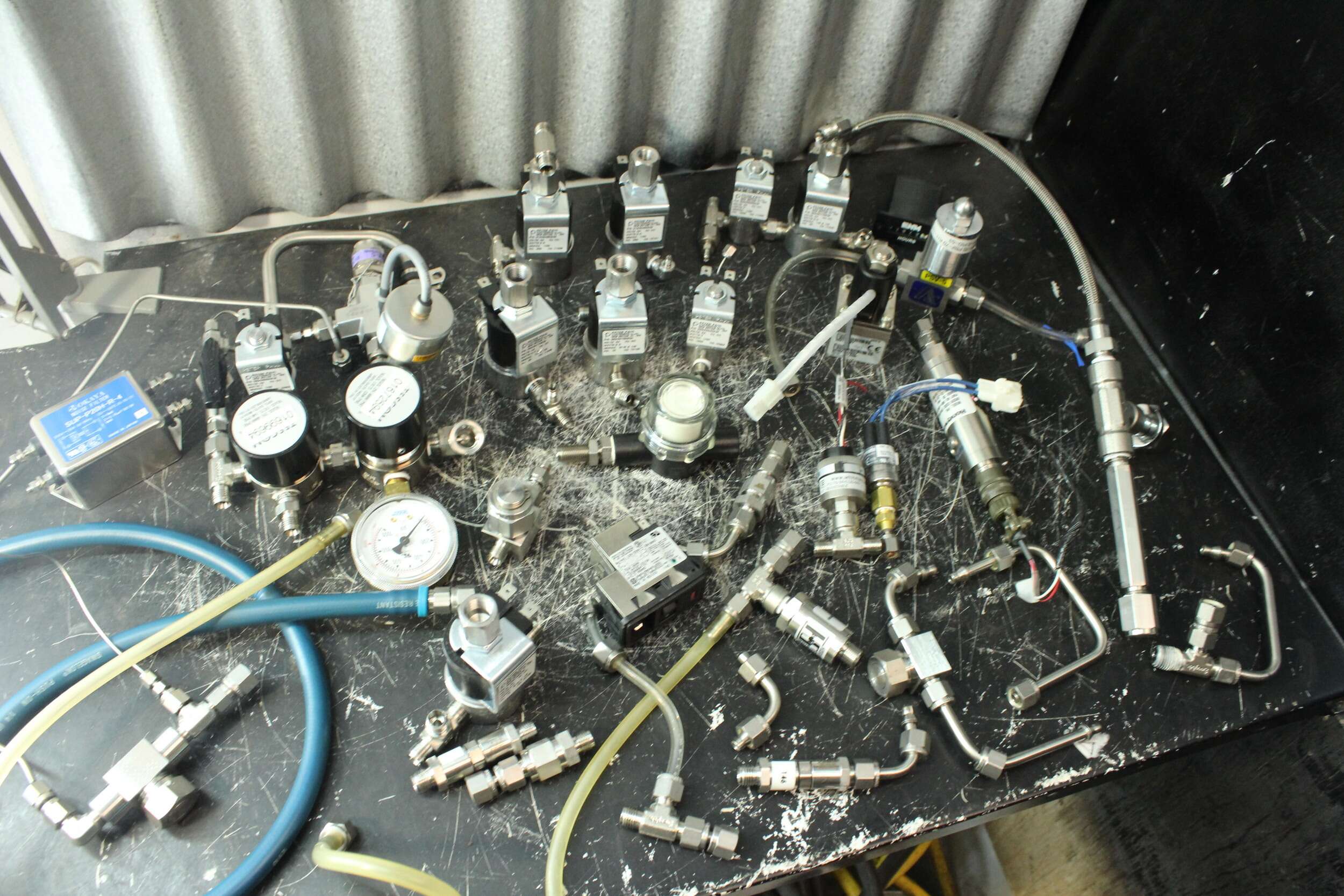 Lot d'électrovannes, de hoses et de fittings