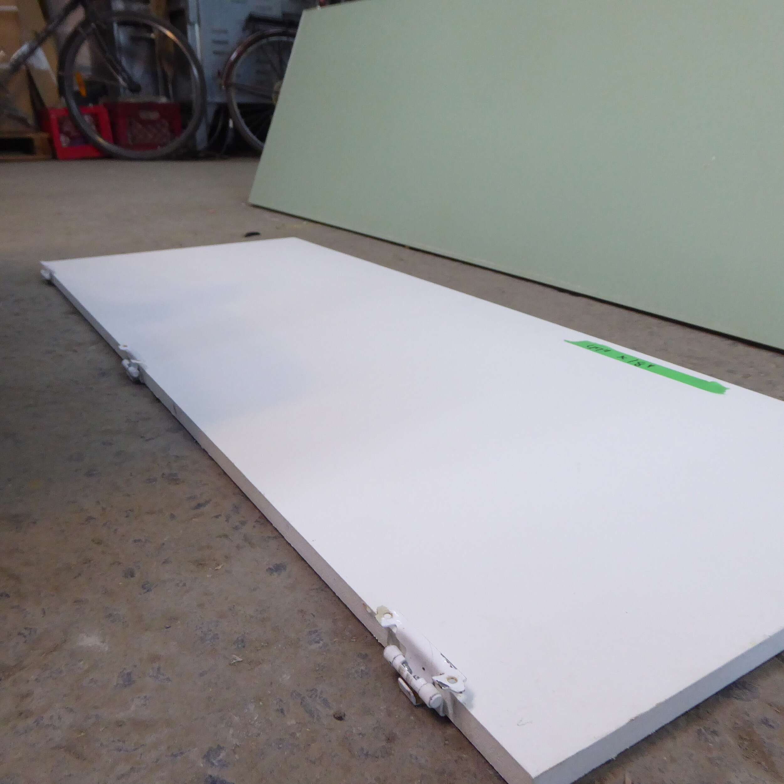 feuille en bois 47 ” x 18 ” x 1 ”1/2 avec pentures / wooden sheet with hinges