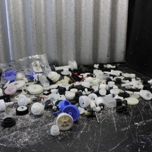 Lot de petits engrenages divers en plastiques