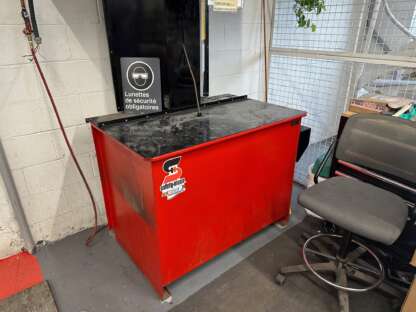 Grande cuve de nettoyage de pièce Safety-kleen model 81 - agitating parts washer