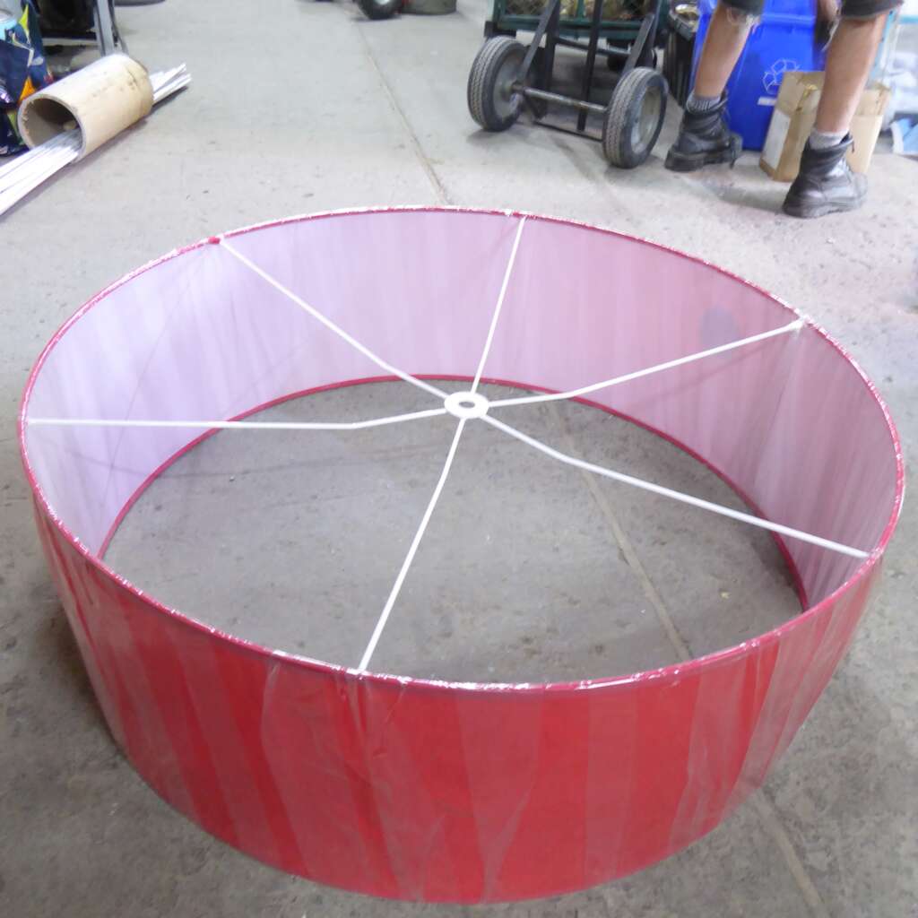 Grand abat jour rouge 36" x 36" x 12"   / Big lamp shade
