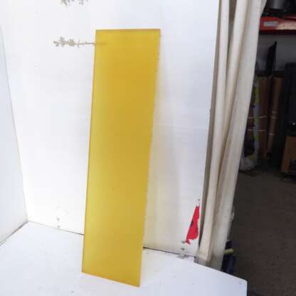 Plexiglas jaune mat longeur 31", hauteur 8 " epaisseur 1/2"