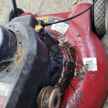Tondeuse à réparer / Mower for parts or reparation  - Poulan XT 148cc – Image 6