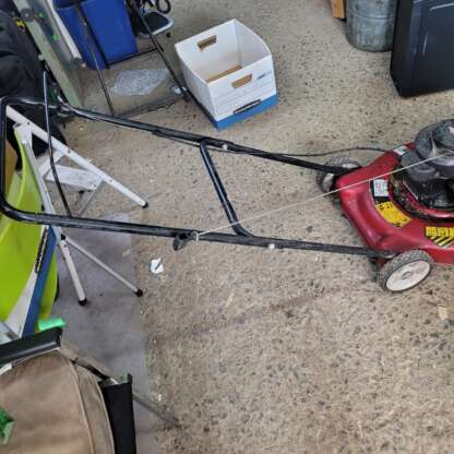 Tondeuse à réparer / Mower for parts or reparation  - Poulan XT 148cc – Image 2