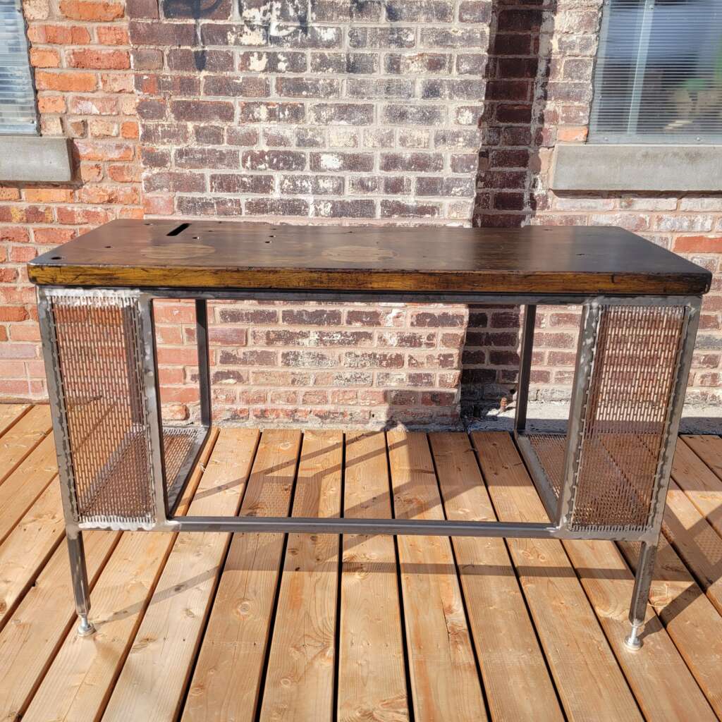 Bureau de travail artisanal 4 ft x 20" et 18" large et 32 " hauteur / Designer work desk