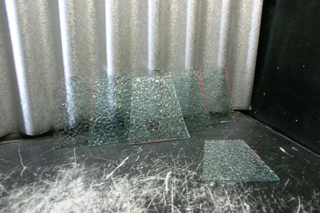 7 petites vitres avec reliefs 4-1/4'' x 4'' au plus long et 2-5/8'' au plus court
