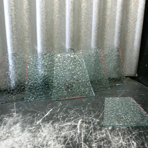 7 petites vitres avec reliefs 4-1/4'' x 4'' au plus long et 2-5/8'' au plus court