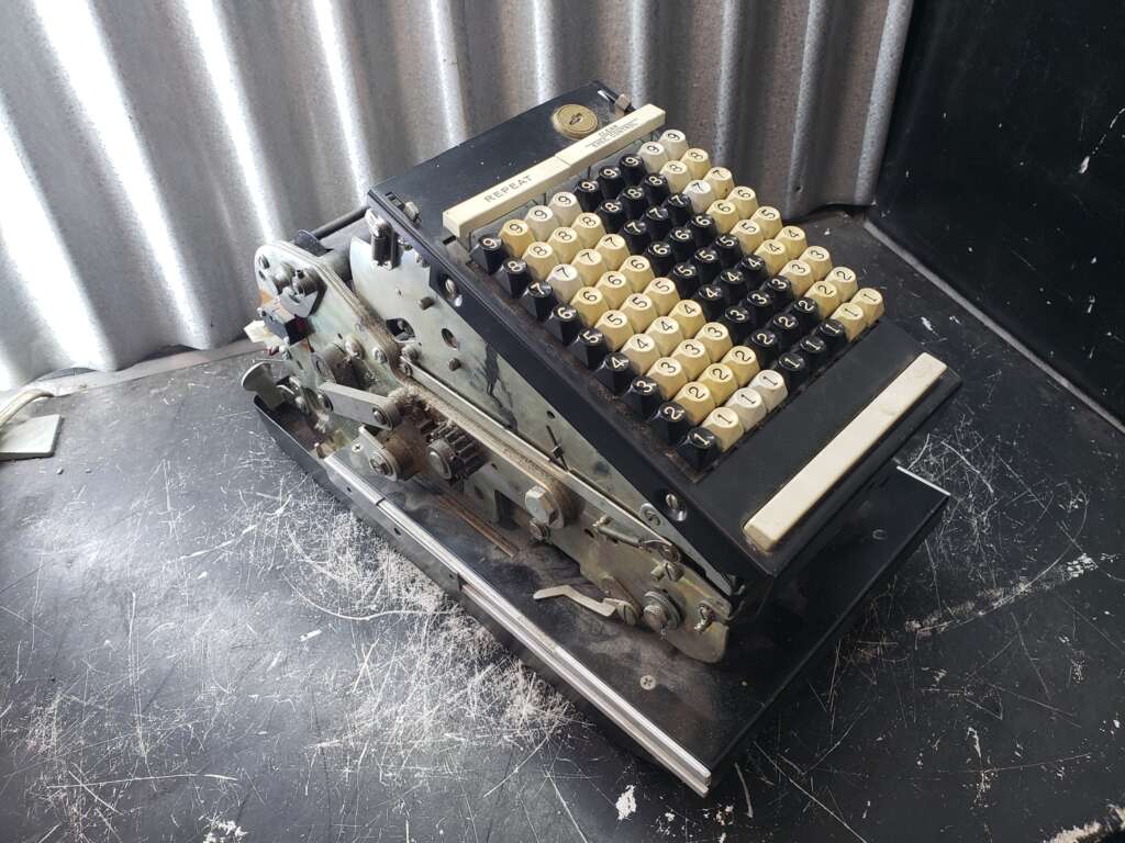 Vieille calculatrice mécanique - état inconnu