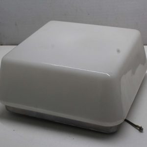Plafonnier / luminaire de plafond carré à trois ampoules avec globe en vitre blanche 12" x 12" x 5"