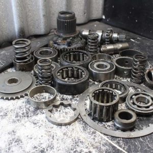 Lot de bearings, springs, tiges et engrenages / gears en métal (environ 9lbs) - Matériel recyclé pour art et upcycling