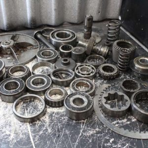 Lot de bearings, springs, tiges et engrenages / gears en métal (environ 10lbs)