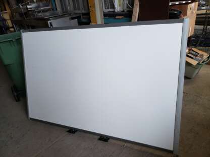 SMART board M685 74''x46''