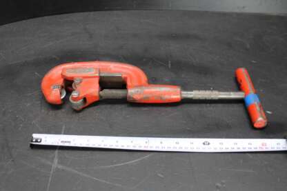 Vintage Armstrong Single Wheel Pipe Cutter No. 76-003 1/8­" to 2"