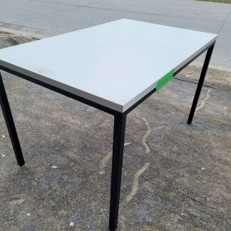 Table rectangulaire blanche 48"X 30 X 29" H