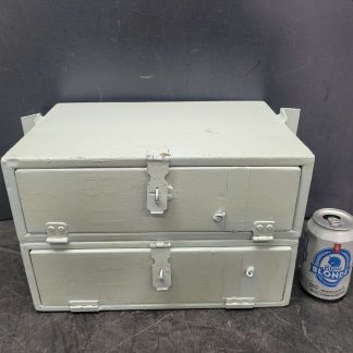 Small Steel Locked Cabinet 17" x 9 1/2" x 9" /Petite armoire verrouillée en acier