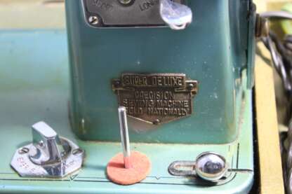 Machine à coudre vintage Arrow avec coffre de transport – Image 9