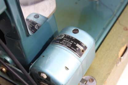 Machine à coudre vintage Arrow avec coffre de transport – Image 7