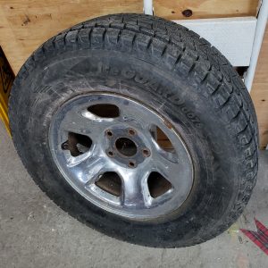 Pneu d'hiver 265/70 R17 sur jante - 5 boulons - comme neuf