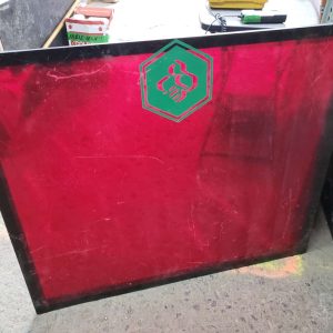Plexiglas rouge 36" x 30" avec cadre en aluminium