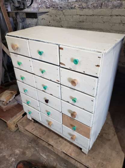 Petit meuble en bois - commode à compartiments sur roulette