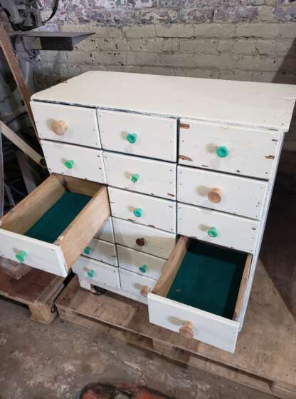 Petit meuble en bois - commode à compartiments sur roulette – Image 2
