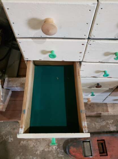 Petit meuble en bois - commode à compartiments sur roulette – Image 4