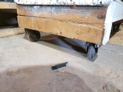 Petit meuble en bois - commode à compartiments sur roulette – Image 3