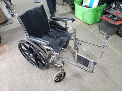 Chaise roulante à donner - wheelchair