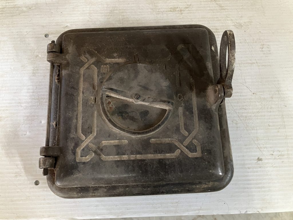 Antique chimney door - porte de poêle en fonte