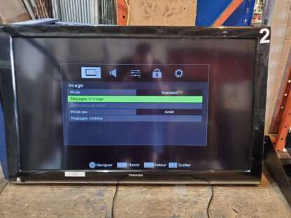 Télévision Toshiba 40'' sans pieds/télécommande – Image 3