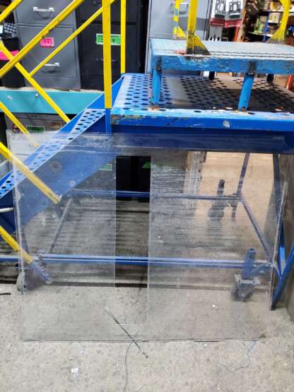 Plexiglas Transparent 39 1/2 x 47 3/4 pouces avec TROU au milieu