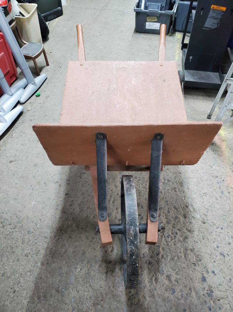 Brouette antique - chariot à roues en métal avec plateforme