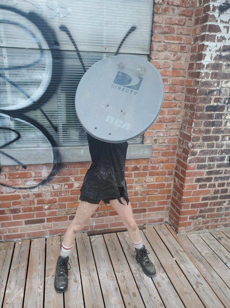 Bouclier en acier (soucoupe d'antenne TV et de métal usagé) 20" x 19"