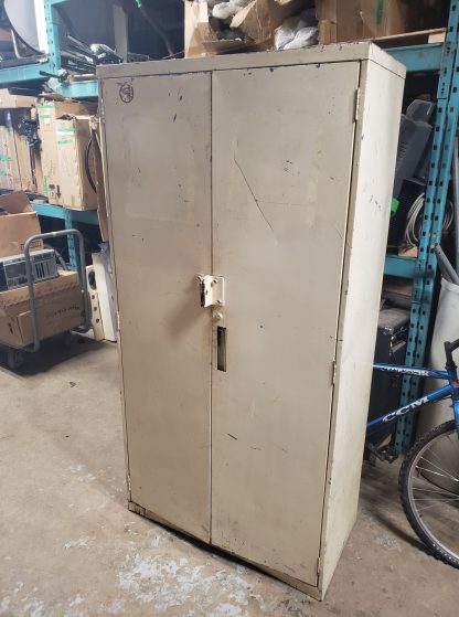 Grande armoire en métal, 2 portes, 6 pieds x 36" x 18"