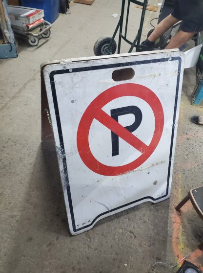 Panneau en bois NO PARKING  32" x 24" – Image 3