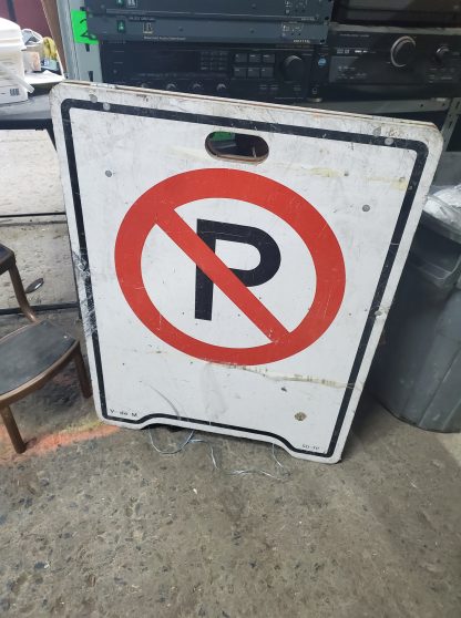 Panneau en bois NO PARKING  32" x 24" – Image 4