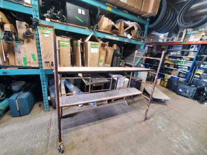 Échafaud pliable sur roulettes 75" x 29" x 66"