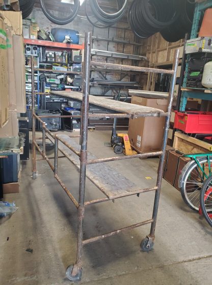 Échafaud pliable sur roulettes 75" x 29" x 66" - Image 2