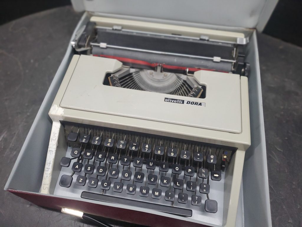 olivetti underwood Limited Typewriter (NOT TESTED)