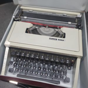 olivetti underwood Limited Typewriter (NOT TESTED)