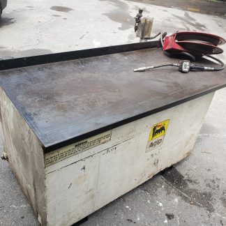 Réservoir d'huile 1000l + grand établi en métal + pompe pneumatique et dévidoir (garage)