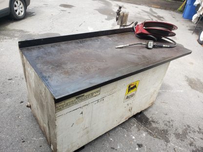 Réservoir d'huile 1000l + grand établi en métal + pompe pneumatique et dévidoir (garage)