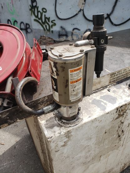 Réservoir d'huile 1000l + grand établi en métal + pompe pneumatique et dévidoir (garage) - Image 5