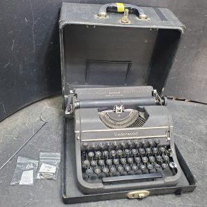 Underwood Universal Made in Canada Typewriter with Case (NOT TESTED)