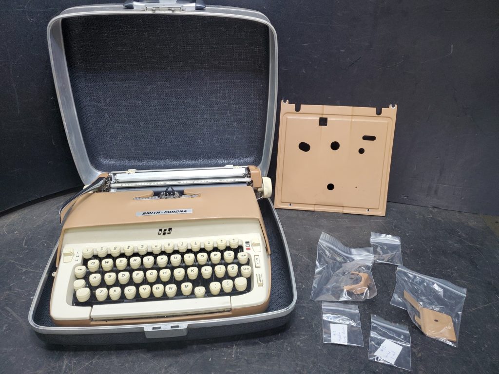 SMITH-CORONA Portable Typewriter - Need a deep clean (UNTESTED)