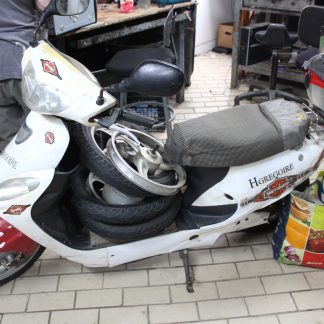 Scooter électrique- Batterie et lumière arrière à changer- Vendu tel quel