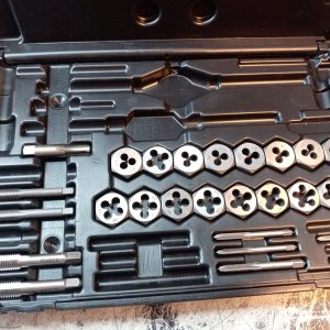Set de taraudage - tap and die INCOMPLET