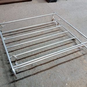 Support en aluminium avec suces  42-1/2" x 41" x 6"