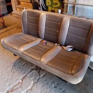 Siège - Banc de voiture beige 3 place avec couchette   57" x 33"